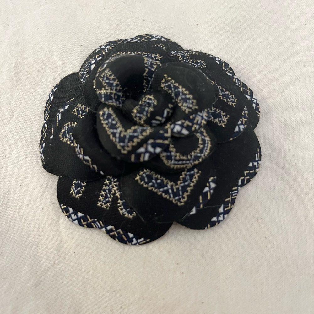 CHANEL Seasonal Camellia and Ribbon - Picture 3 of 4
